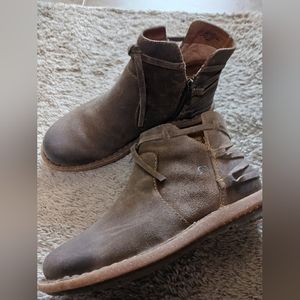 NIB Born Wynter II bootie size 9